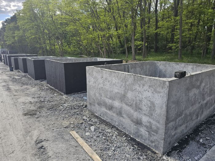 Plac produkcyjny z szambami betonowymi Rawicz gotowymi do transportu